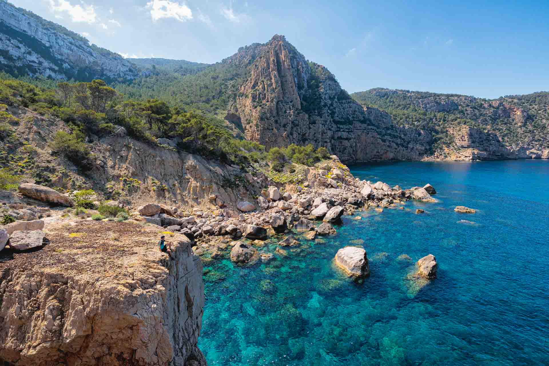 Imagen de una cala con aguas cristalinas de Ibiza