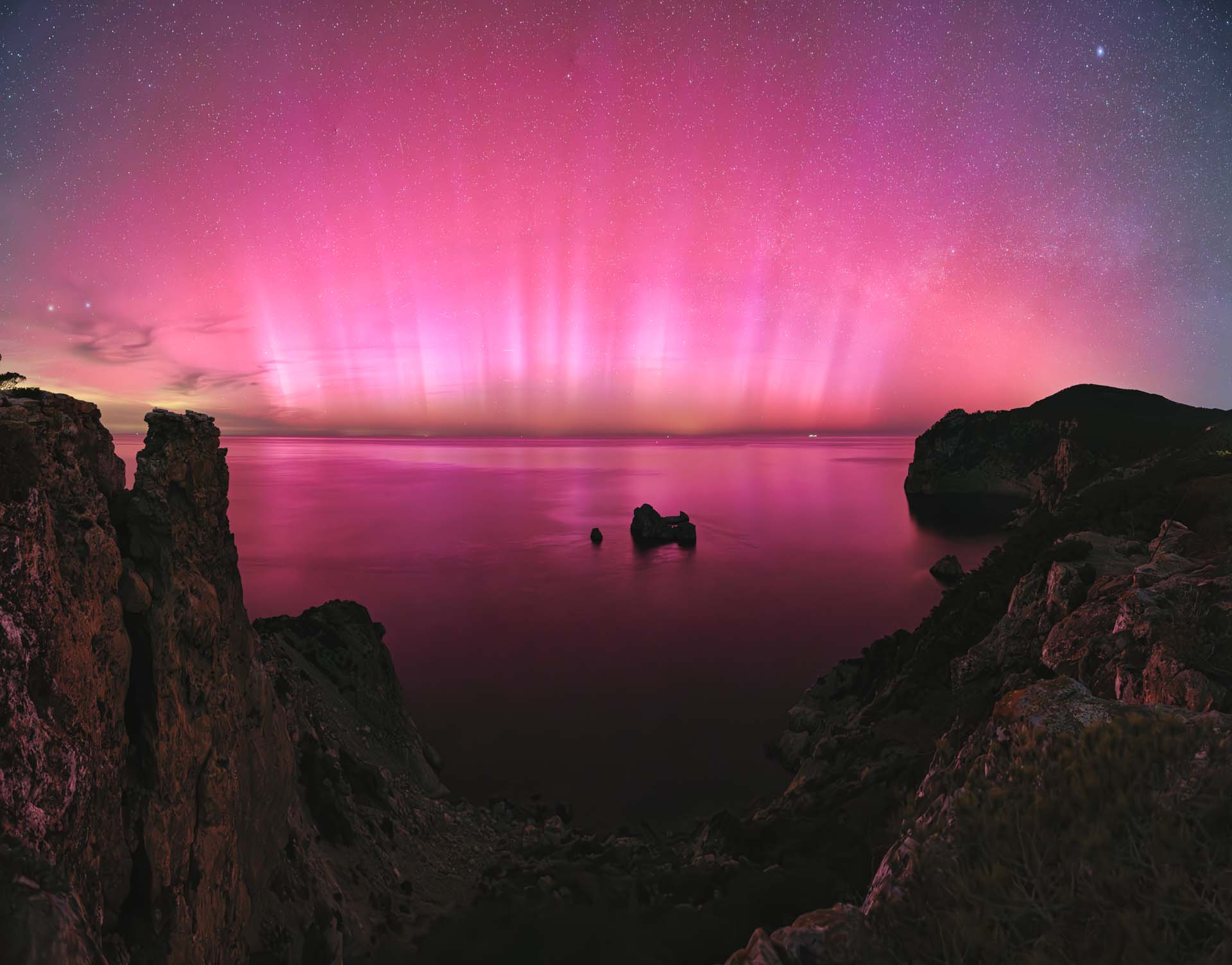 Imagen de una cala con aguas cristalinas de Ibiza