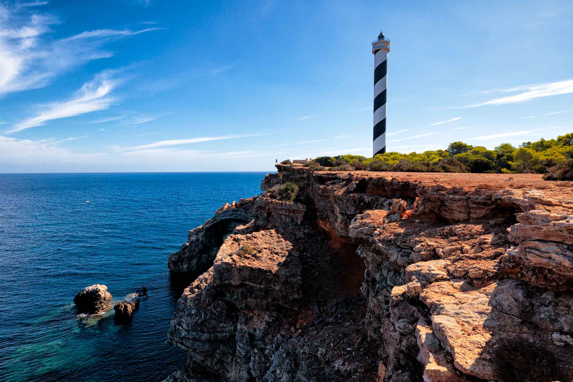 Imagen de una cala con aguas cristalinas de Ibiza