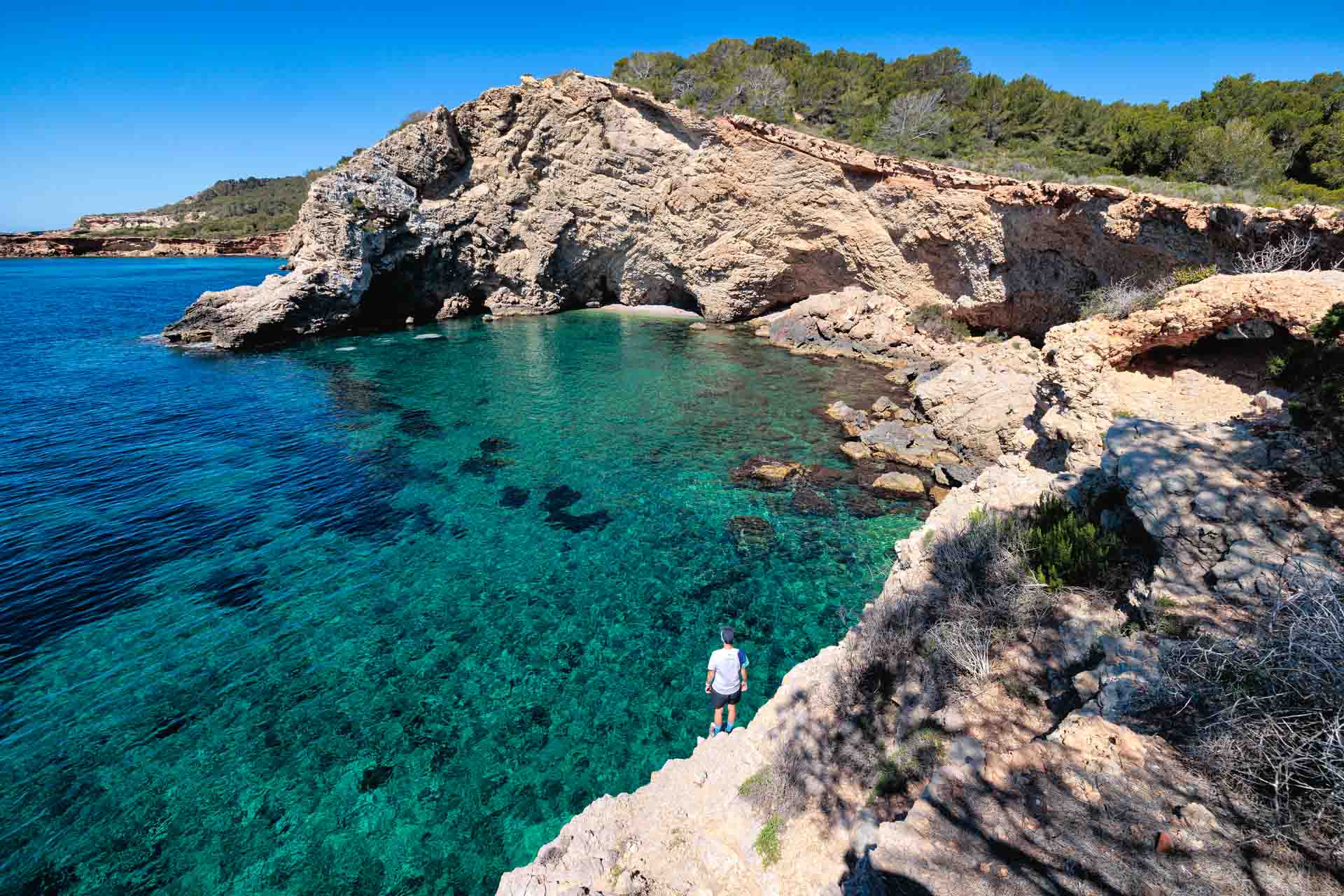 Imagen de una cala con aguas cristalinas de Ibiza