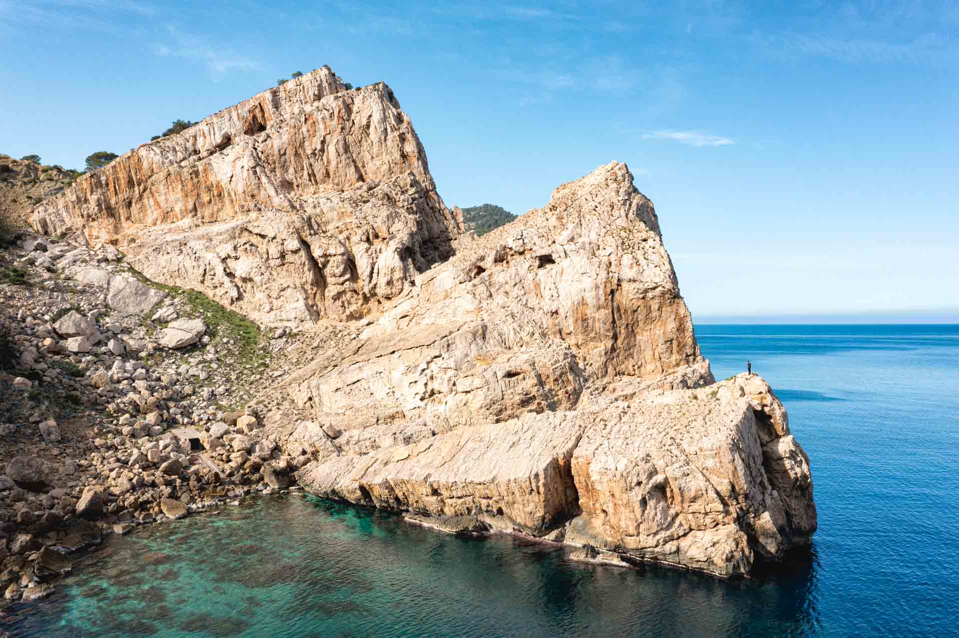 Imagen de una cala con aguas cristalinas de Ibiza
