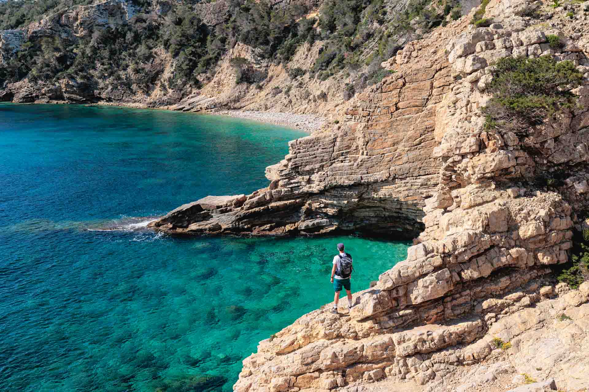 Imagen de una cala con aguas cristalinas de Ibiza