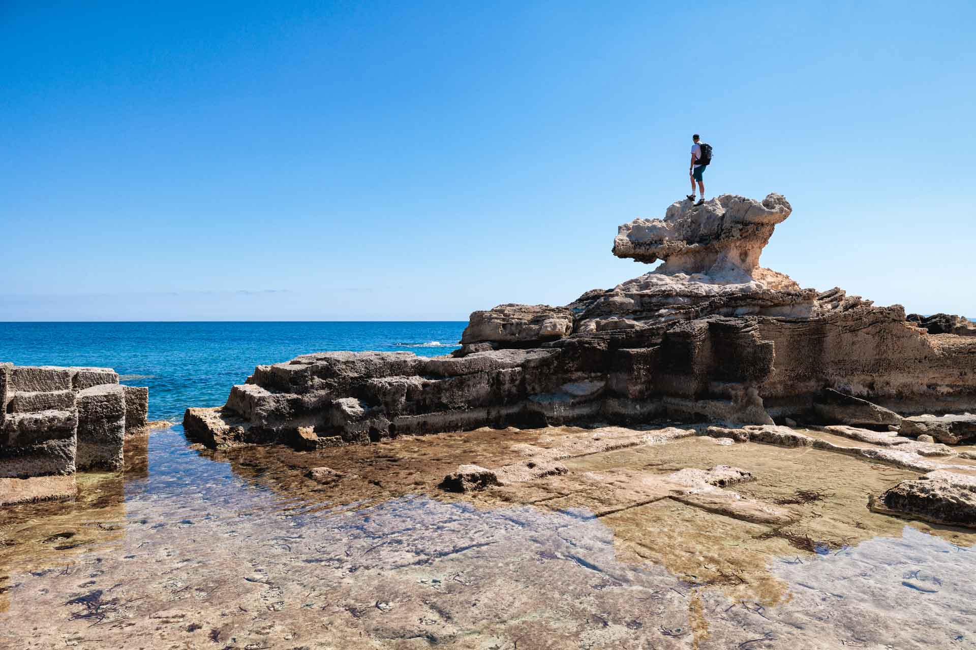Imagen de una cala con aguas cristalinas de Ibiza